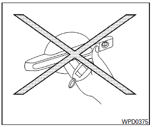 ● Do not push the door handle request switch with the Intelligent Key held in your hand as illustrated. The close distance to the door handle will cause the Intelligent Key system to have difficulty recognizing that the Intelligent Key is outside the vehicle.